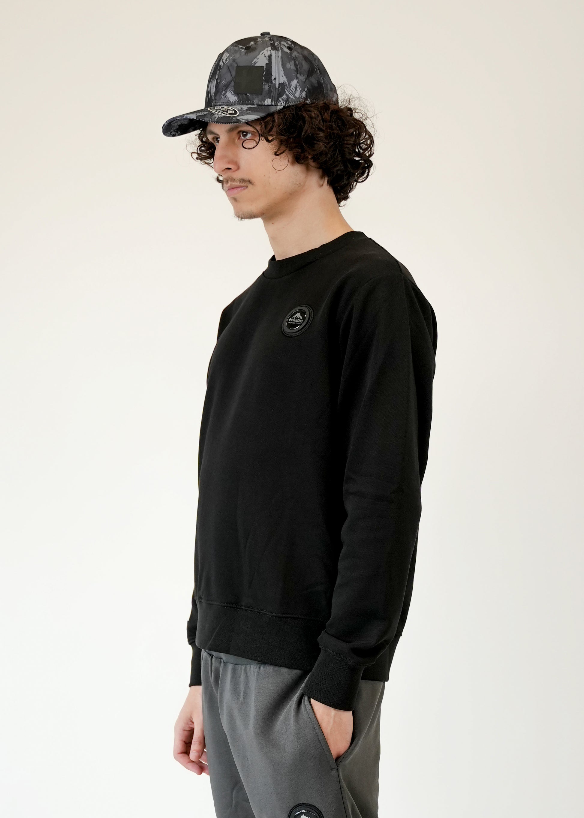Pulls HELVETICA Homme Noir Tendance 2025 - Streetwear