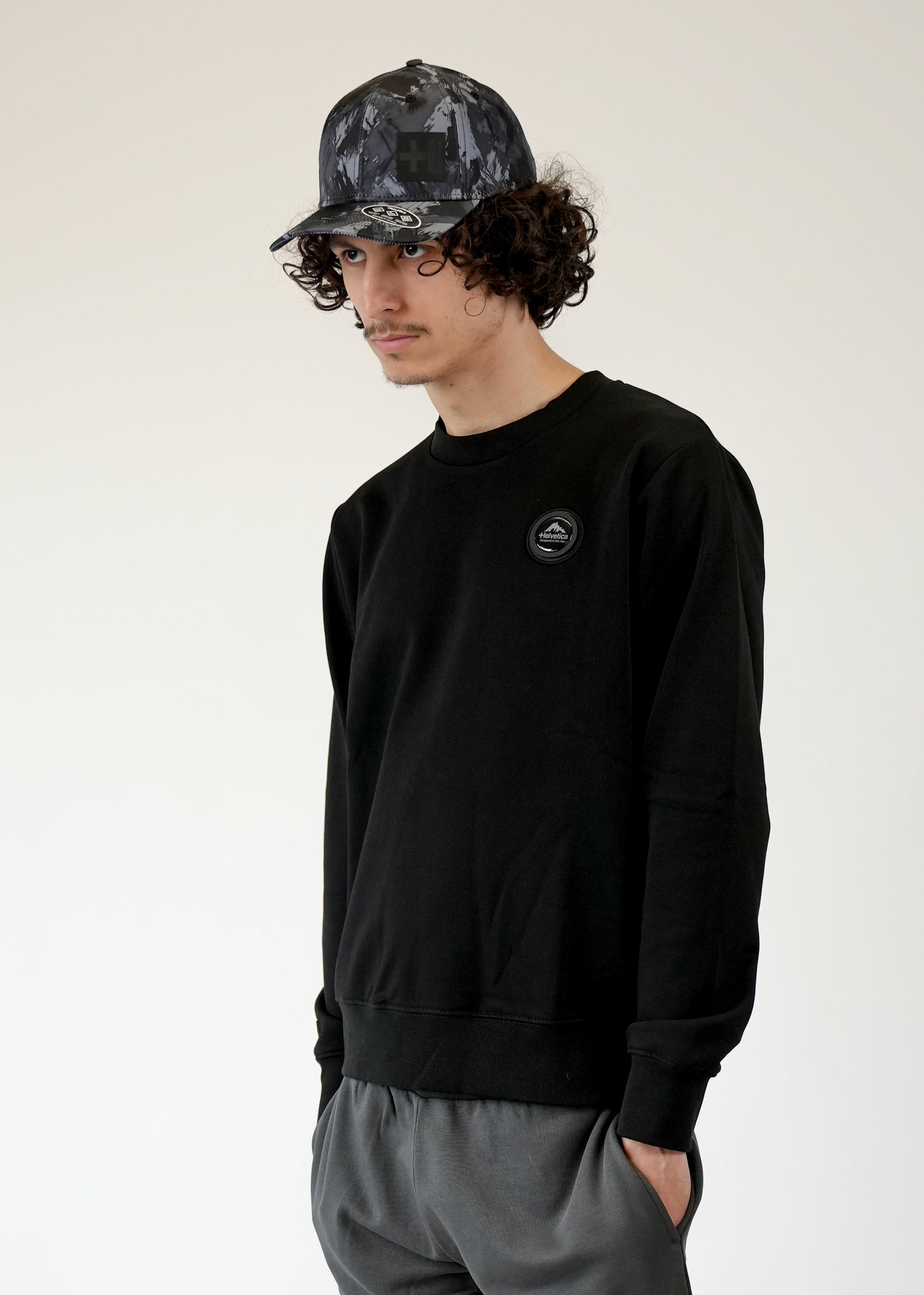Pulls HELVETICA Homme Noir Tendance 2025 - Streetwear